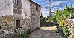 Stone-built house in habitable state with garden close to Monterroso
