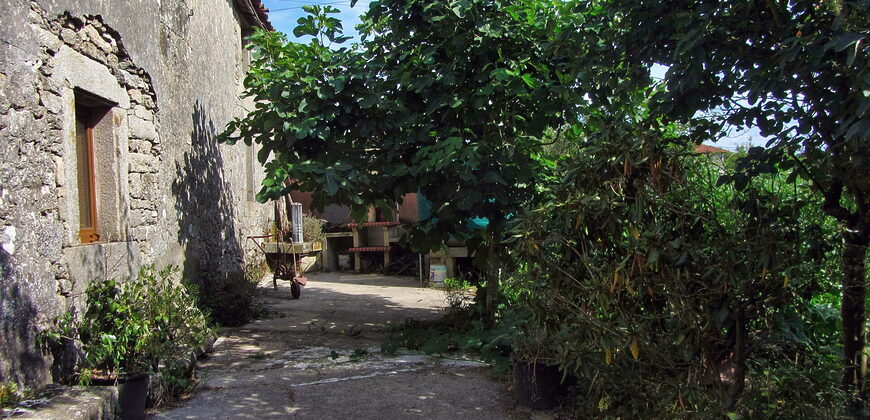 Stone-built house in habitable state with garden close to Monterroso