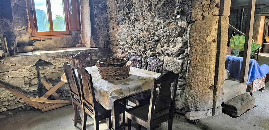 Stone-built house in habitable state with garden close to Monterroso