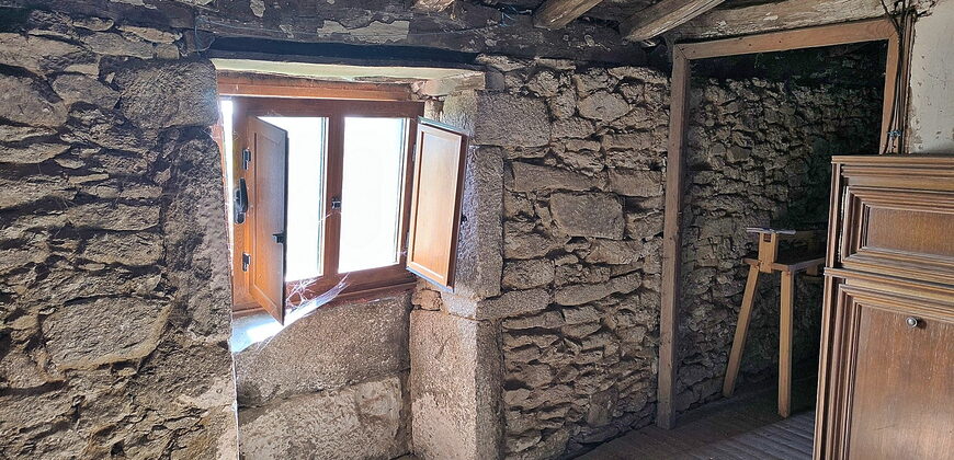 Stone-built house in habitable state with garden close to Monterroso