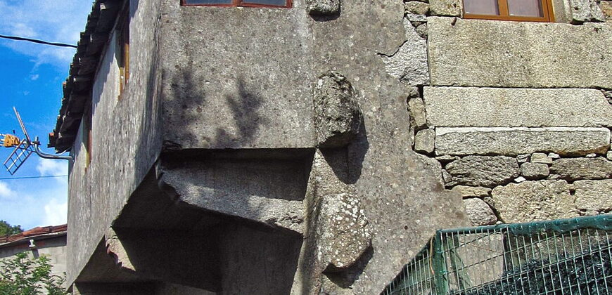Stone-built house in habitable state with garden close to Monterroso