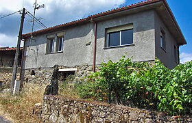 Casa parcialmente rehabilitada en ubicación casi inmejorable de la Ribeira Sacra Casa parcialmente rehabilitada en ubicación casi inmejorable de la Ribeira Sacra