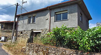 Partially renovated stone-built country home with garden in the Ribeira Sacra