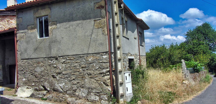Partially renovated stone-built country home with garden in the Ribeira Sacra