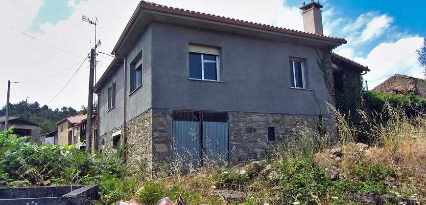 Partially renovated stone-built country home with garden in the Ribeira Sacra