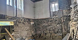 Partially renovated stone-built country home with garden in the Ribeira Sacra Partially renovated stone-built country home with garden in the Ribeira Sacra