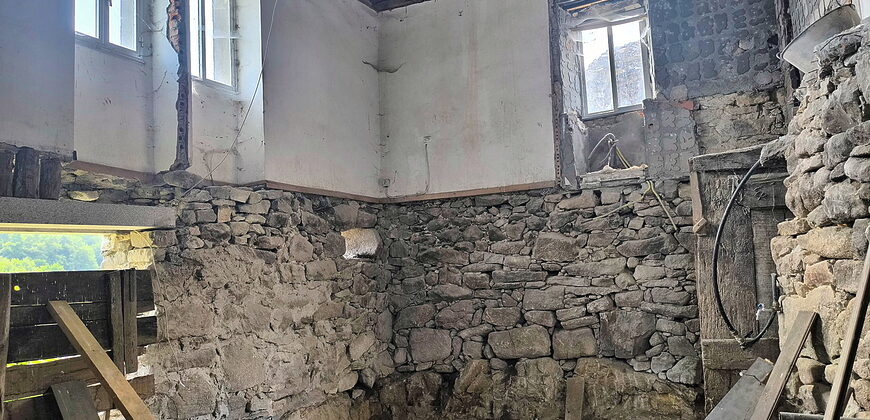 Partially renovated stone-built country home with garden in the Ribeira Sacra