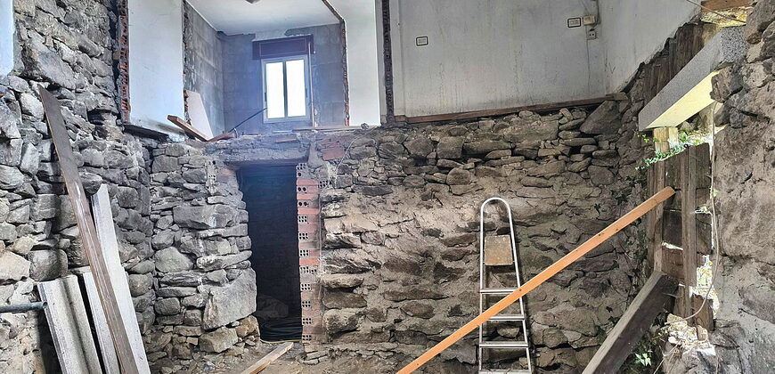 Partially renovated stone-built country home with garden in the Ribeira Sacra