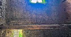 Partially renovated stone-built country home with garden in the Ribeira Sacra Partially renovated stone-built country home with garden in the Ribeira Sacra
