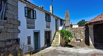 Beautiful stone-built Country House with courtyard and land in Antas de Ulla