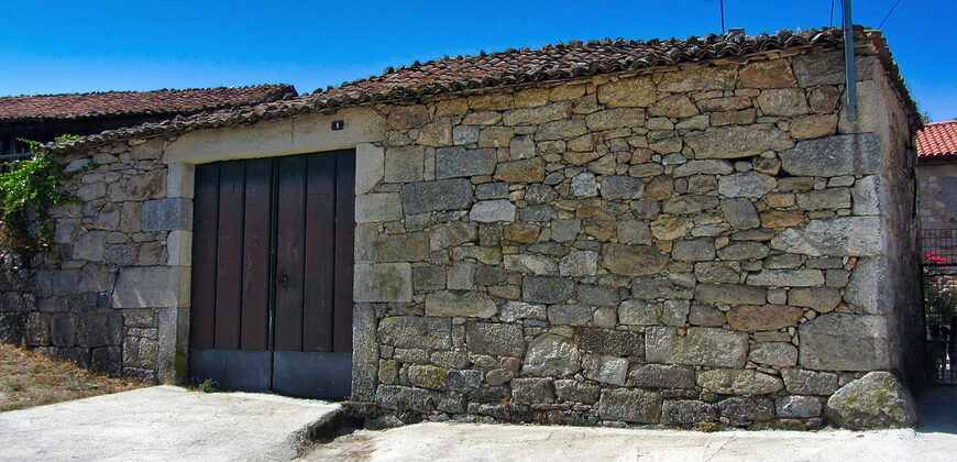 Beautiful stone-built Country House with courtyard and land in Antas de Ulla