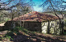 Partially renovated traditional stone house with courtyard, barn and land in Ribeira Sacra Partially renovated traditional stone house with courtyard, barn and land in Ribeira Sacra