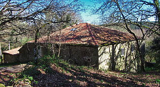 Partially renovated traditional stone house with courtyard, barn and land in Ribeira Sacra Partially renovated traditional stone house with courtyard, barn and land in Ribeira Sacra