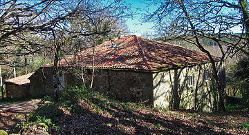 Partially renovated traditional stone house with courtyard, barn and land in Ribeira Sacra Partially renovated traditional stone house with courtyard, barn and land in Ribeira Sacra