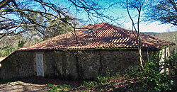 Partially renovated traditional stone house with courtyard, barn and land in Ribeira Sacra Partially renovated traditional stone house with courtyard, barn and land in Ribeira Sacra