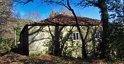 Partially renovated traditional stone house with courtyard, barn and land in Ribeira Sacra Partially renovated traditional stone house with courtyard, barn and land in Ribeira Sacra