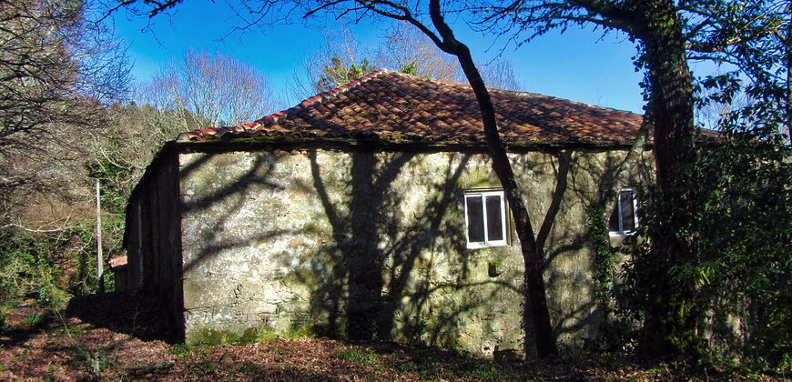 Partially renovated traditional stone house with courtyard, barn and land in Ribeira Sacra