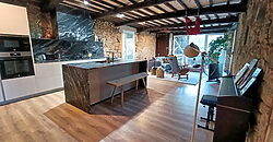 Partially renovated traditional stone house with courtyard, barn and land in Ribeira Sacra Partially renovated traditional stone house with courtyard, barn and land in Ribeira Sacra