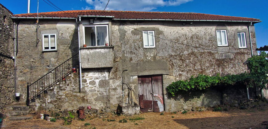 Habitable Country House with courtyard, outbuildings, land and lovely views