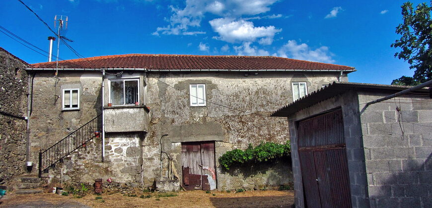 Habitable Country House with courtyard, outbuildings, land and lovely views
