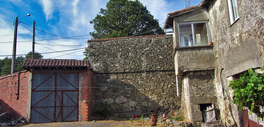 Habitable Country House with courtyard, outbuildings, land and lovely views