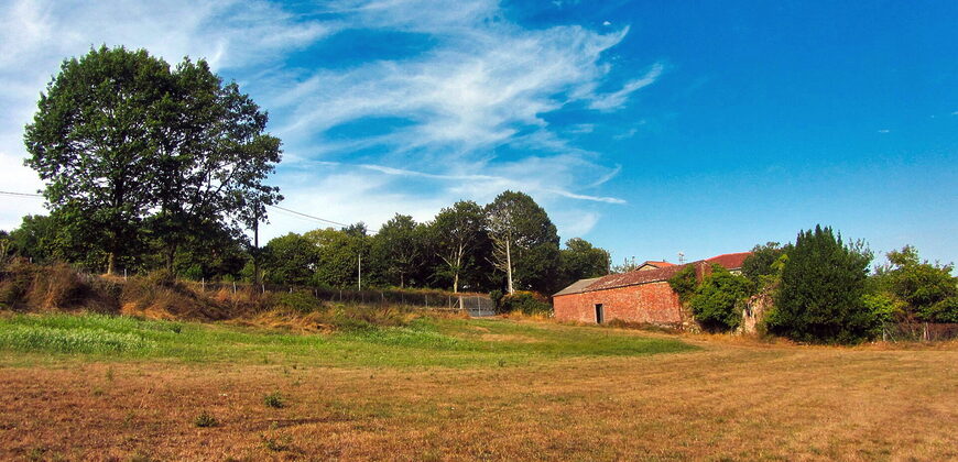 Habitable Country House with courtyard, outbuildings, land and lovely views