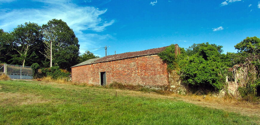 Habitable Country House with courtyard, outbuildings, land and lovely views