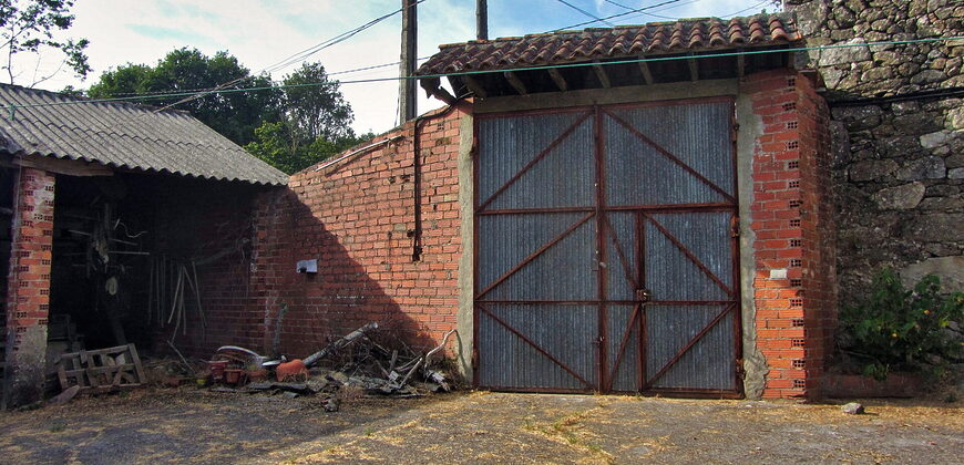 Habitable Country House with courtyard, outbuildings, land and lovely views