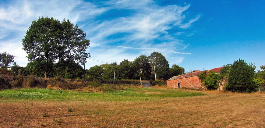 Habitable Country House with courtyard, outbuildings, land and lovely views