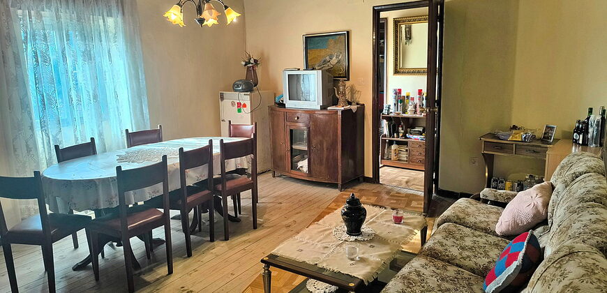 Habitable Country House with courtyard, outbuildings, land and lovely views
