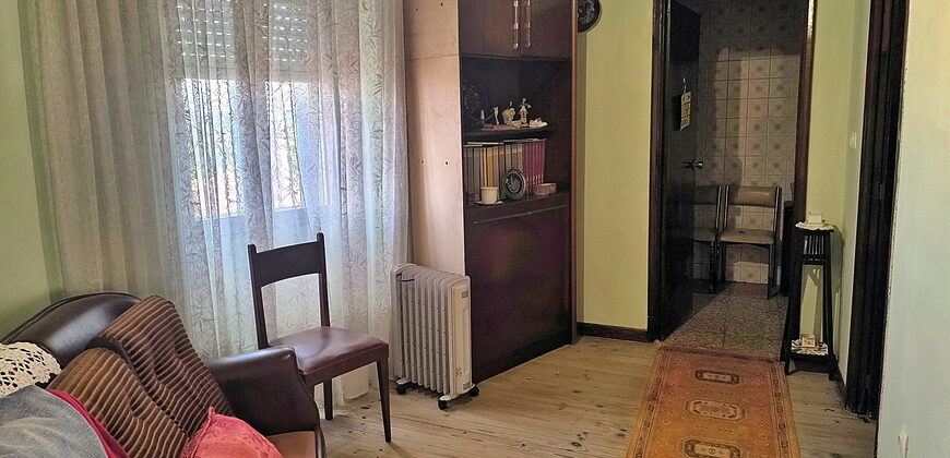 Habitable Country House with courtyard, outbuildings, land and lovely views