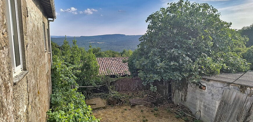 Habitable Country House with courtyard, outbuildings, land and lovely views