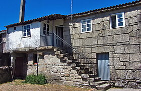 Casa tradicional de piedra con anexos y fincas en el sur de Lugo Casa tradicional de piedra con anexos y fincas en el sur de Lugo