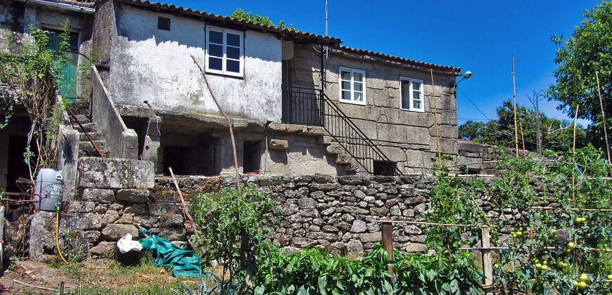 Stone-built country house with plots of land in the south of Lugo