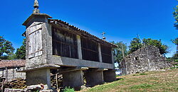 Stone-built country house with plots of land in the south of Lugo Stone-built country house with plots of land in the south of Lugo
