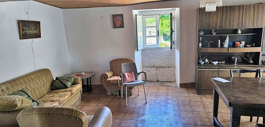Stone-built country house with plots of land in the south of Lugo