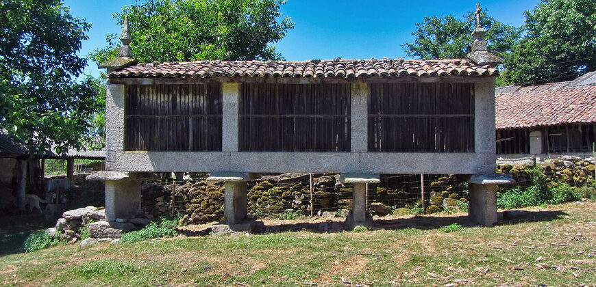 Stone-built country house with plots of land in the south of Lugo